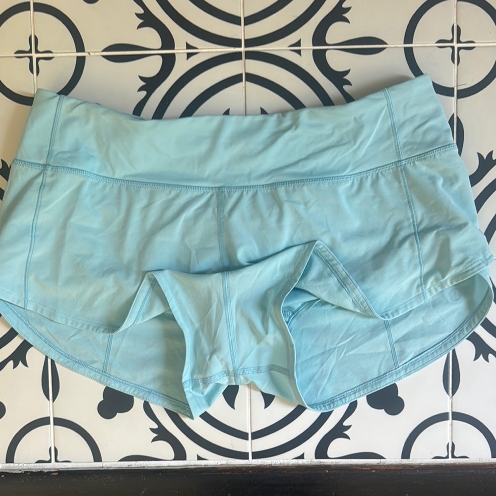 Lululemon Athletica Sky Blue Speed ups 2.5” low rise great condition
